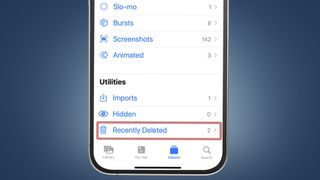 Yakın zamanda silinen fotoğraflar klasörünü gösteren bir iPhone