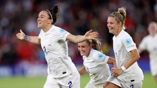 İngiltere'den Lucy Bronze, İngiltere ile İsveç arasında oynanan UEFA Kadınlar Euro 2022 Yarı Final maçında takımının ikinci golünü atmanın sevincini yaşıyor.