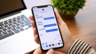 iMessage uygulaması açık olan iPhone'u gösteren resim