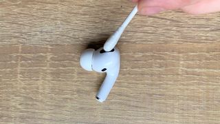 apple airpods pro'yu temizlemek için pamuklu çubuk kullanma