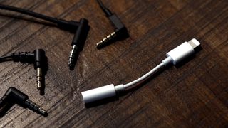 iPhone 7 ile çalışmak için mevcut kulaklıklarınızı Bluetooth'a nasıl dönüştürebilirsiniz?