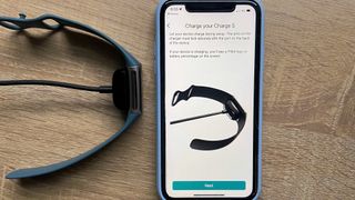 fitbit şarj 5 kurulum işleminin bir fotoğrafı