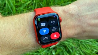 Apple Watch 6, Ayarlar menüsü açıkken birinin bileğinde