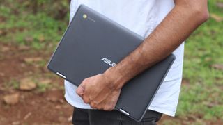 Asus Chromebook taşıyan genç bir profesyonel