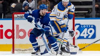 Toronto Maple Leafs'in 15 numaralı Alexander Kerfoot, Buffalo Sabres'in 13 numaralı Mark Pysyk'e karşı disk için mücadele ediyor