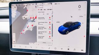 Tesla Model 3 çizgi ekranı