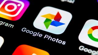 Akıllı telefon ekranında Google Fotoğraflar uygulaması simgesi