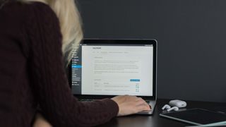 WordPress CMS ile dizüstü bilgisayarda çalışan kadın