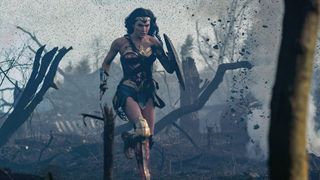 Wonder Woman, ilk solo filminde No Man's Land'de tavır alır.