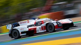 Toyota Gazoo Racing Toyota GR010 Mike Conway, Kamui Kobayashi ve Jose Maria Lopez'in hibriti Le Mans 24'te yarışırken