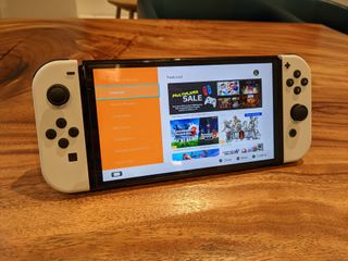 Yeni bir birincil konsol belirlemek için Nintendo hesabınıza nasıl giriş yapacağınızı ve eShop'a nasıl erişeceğinizi gösteren ekranı gösteren masayı açın.