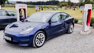 Tesla Model 3 şarj istasyonuna park etti