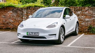 Tesla Model Y dışarıda park etti