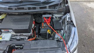 12v aküye bağlı jumper kablolarıyla Nissan yaprağı