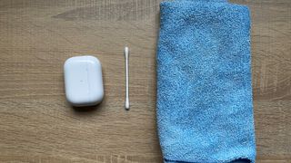 Apple Airpods Pro'yu temizlemek için gereken ekipmanın fotoğrafı