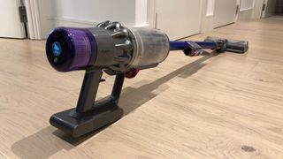 Ahşap bir zemin üzerinde Dyson V11 elektrikli süpürge