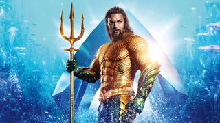 Jason Momoa, hikaye sırasına göre yedinci DC filmi Aquaman'in bir afişinde Arthur Curry/Aquaman rolünde