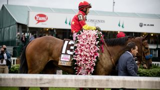 Kentucky Oaks'ın galibi ünlü zambak çelenkini aldı