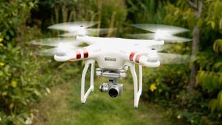 Uçan bir drone ile videoya alın