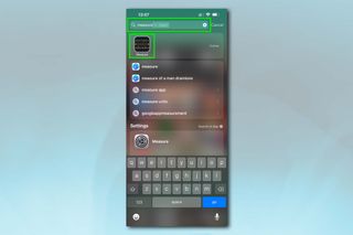 Bir seviye olarak Measure uygulamasını etkinleştirme ve kullanma sürecindeki bir iPhone'un ekran görüntüleri - burada Measure uygulamasının Spotlight'ta arandığını gösteriyor