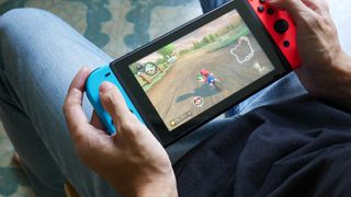 Nintendo Switch'te Mario Kart 8 Deluxe oynayan adam