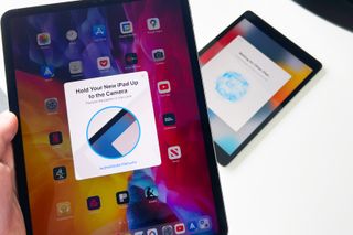 Quick Start model tarama kamerası açık olan bir iPad ve arka planda yeni bir iPad