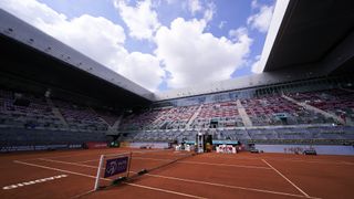 La Caja Magica'daki Mutua Madrid Açık tenis turnuvasındaki tenis kortunun genel görünümü