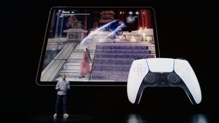 Bir PS5 DualSense denetleyicisine bağlı olarak Devil May Cry oynayan iPad Pro'yu gösteren bir Apple sunumu