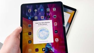 Yeni bir iPad'de Hızlı Başlangıç ​​desenini tarayan bir iPad