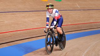 Büyük Britanya Takımından Laura Kenny, Tokyo 2020 Olimpiyat Oyunlarının on dördüncü gününde pist bisikletinde Kadınlar Madison finalinde altın madalya kazanmayı kutluyor