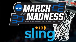 Bir basketbol potası üzerine bindirilmiş March Madness ve Sling TV logoları