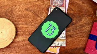 bir piksel 4a üzerinde android 13 logosu