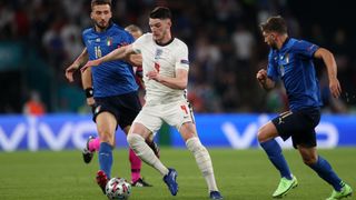 Declan Rice, İngiltere İtalya ile oynarken topu orta sahadan dışarı atıyor