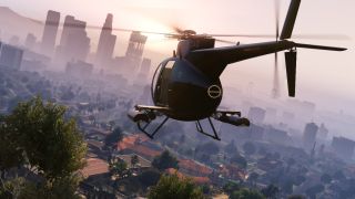 GTA 5 Hileleri - Güneş batarken şehre doğru bir helikopter uçuyor