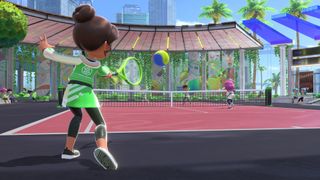 Bir Mii, Nintendo Switch Sports'ta toprak kortta tenis oynuyor.