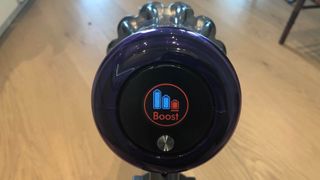 LCD ekranda Dyson V11 Boost modu