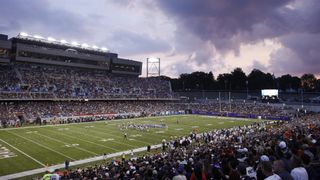 Tom Benson Hall of Fame Stadyumu'ndaki Hall of Fame Maçının ilk çeyreğinde güneş batarken genel görüntü