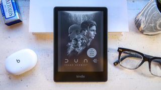 Kapağında kumul bulunan Kindle Paperwhite 2021