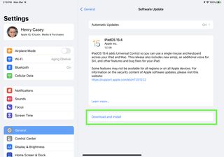 Ayarlarda iPadOS 15.4 indirme ekranı