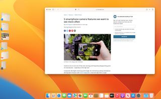 macOS Ventura'da etkinleştirilen Stage Manager, sahnede bir Safari penceresi gösteriyor.