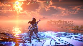 Horizon Forbidden West Tallnecks: Aloy, gün batımında okyanusta yürürken bir Tallneck'in tepesinde duruyor