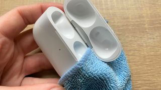 Apple Airpods Pro kasasının temizlenmesi