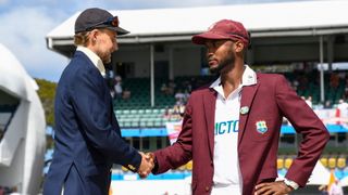 İngiltere'den Kaptan Joe Root ve Batı Hint Adaları'ndan Kraigg Brathwaite bir Test maçından önce el sıkışırken