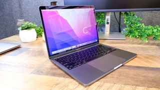 Masa üzerinde duran MacBook Pro 13 inç (M2, 2022) —MacBook Pro 13 inç (M2, 2022)