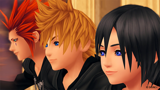 Axel, Roxas ve Xion'u Twilight Town'da dondurma keyfi yaparken gösteren Kingdom Hearts 358/2 ekran görüntüsü