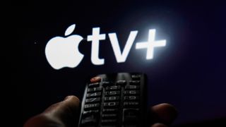 TV uzaktan kumandası, ekranda Apple TV+ logosuyla birlikte görülüyor