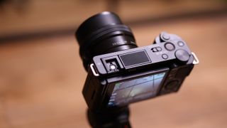 Sony ZV-E10 vlog kamerasının üst plakası