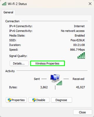 Windows 11'de Wi-Fi parolanızı nasıl göreceğinizi gösteren, "Kablosuz Özellikler"in vurgulandığı bir Windows 11 Ağ sayfası