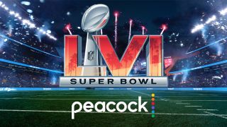 Bir Amerikan futbol sahasının önünde Super Bowl LVI logosu ve Peacock logosu