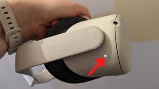 Güç ışığını gösteren bir okla Oculus Quest 2